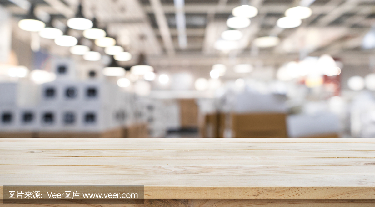 空的木材桌面上模糊商店工廠背景。