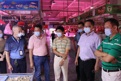 江門市新冠肺炎防控辦商貿防控組農貿市場防控工作專班赴我市開展農貿市場疫情防控督導檢查